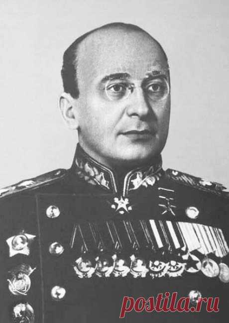 Ордена Берии. Чем и за что он был награжден Леврентий Берия ордена любил и награждали его довольно часто и много. После расстрела он был лишен не только звания маршала Советского Союза, на которое, по сути не имел права, но и всех государственн…