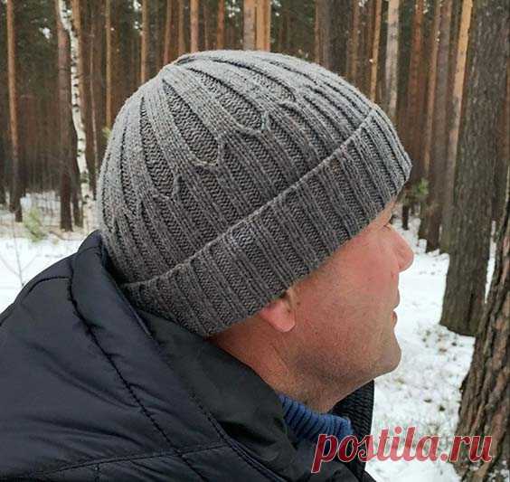 Мужская вязаная шапка с отворотом спицами