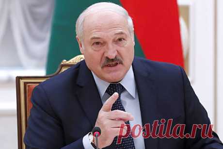 Лукашенко прокатился на мотоцикле ради ГАИ. Президент Белоруссии Александр Лукашенко прокатился на мотоцикле по родному городу — агрогородку Александрия. Так он решил поздравить ГАИ страны с 85-летием. Лукашенко управлял мотоциклом «Урал» с коляской и проблесковым маячком. Сначала он проехал по улицам города, приветствуя жителей.