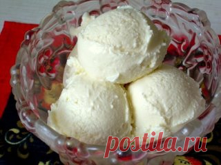 ДОМАШНЕЕ МОРОЖЕНОЕ,ВКУС СОВЕТСКОГО ПЛОМБИРА .Ингредиенты:
Сахар – 2 стакана
Молоко –1 литр
Масло сливочное – 100гр
Крахмал – 1 ч.л.
Желтки яичные – 5 шт.
Приготовление:
Сливочное масло опускаем в подогретое молоко и доводим его до кипения. В другой емкости соединяем сахар, крахмал и желтки, перемешиваем и растираем все до однородной массы. После чего добавляем сюда немного молока, в результате должна получиться масса по консистенции как жидкая сметана.
Тем временем молоко закипело и в него м