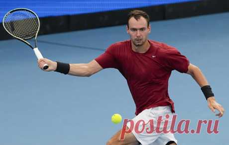 Сборная России уступает в счете после первой игры матча Кубка ATP с командой Италии. Роман Сафиуллин со счетом 6:7, 3:6 проиграл Яннику Синнеру