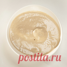 Сациви Разрезаем курицу по грудке, убираем лишний жир, срезаем нижние крылья и верхнюю часть гузки, вычищаем ребра. Выкладываем курицу на противень, солим, смазываем растительным маслом и убираем в духовку, разогретую до 200 градусов, на 20-25 минут.