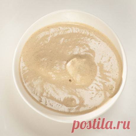 Сациви Разрезаем курицу по грудке, убираем лишний жир, срезаем нижние крылья и верхнюю часть гузки, вычищаем ребра. Выкладываем курицу на противень, солим, смазываем растительным маслом и убираем в духовку, разогретую до 200 градусов, на 20-25 минут.