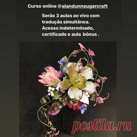 Photo shared by Alan Dunn on June 23, 2020 tagging @ana_cakedesign, and @lucianagonzalezsugarflowers. На изображении может находиться: цветок, текст «lucianagonzalezsugarflowers Curso online @alandunnsugarcraft Serão 3 aulas ao vivo com tradução simu simultânea. ultânea. Acesso indeterminado, certificado e aula bônus. 18h»