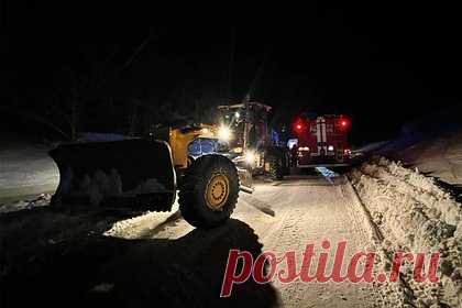 В российском регионе трехлетняя девочка погибла под колесами автогрейдера. В Удмуртии трехлетняя девочка погибла под колесами автогрейдера при уборке снега. По предварительным данным, все произошло на улице Молодежной в селе Большая Уча Можгинского района республики. 54-летний водитель автогрейдера при движении задним ходом не заметил ребенка с матерью, которые шли по обочине.