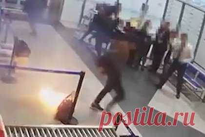 Взрыв зарядки в кармане пассажира в аэропорту Казахстана попал на видео. В аэропорту Казахстана в кармане пассажира взорвался блок зарядки. Инцидент попал на видео. Во время досмотра в аэропорту Алма-Аты у пассажира, вылетающего в Бишкек, воспламенился пауэрбанк, лежащий в кармане куртки. Отмечается, что устройство загорелось, когда мужчина проходил рамку металлодетектора.