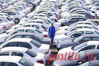 Иран поставит в Россию две тысячи автомобилей в марте. Иранский автоконцерн Iran Khodro планирует к концу марта поставить в Россию две тысячи автомобилей, сказал российский посол в Тегеране Алексей Дедов. Он также заявил, что иранская компания Saipa ведет переговоры с российскими дистрибьюторами о ежегодном экспорте в страну более 20 тысяч машин.
