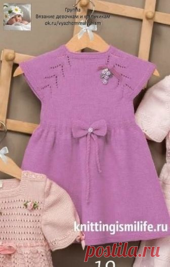 Вязаное спицами платьице с ажурными линиями реглана для девочки до года. Модель выполняется сверху вниз, поворотными рядами (туда – назад), сзади застегивается на пуговицах от верха к низу. Пряжа Ninni Bebe Nako (100 % акрил; 425м/50г) – 1 моток. Спицы № 2,5. 17 пуговиц. Начинаем вязание с горловины. Набрать 78 петель и не соединяя в круг провязать 2 ляда лицевой гладью, затем 3 ряда платочной вязкой. Следующий ряд петли распределить следующим образом: 6 петель платочной в...