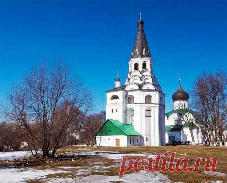 В 1569 году сюда из Москвы была перевезена первая в России типография.