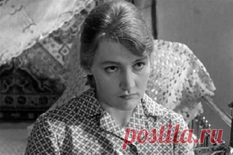 «Работаю сейчас на рынке». Сломанная жизнь актрисы Шукшина. Небольшие роли в фильмах Шукшина стали для Бурковой путевкой в жизнь. Ходили слухи про их роман. Но в «Калину красную» Шукшин позвал свою жену.