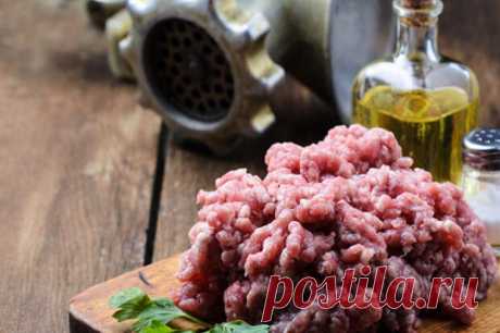 Пять вещей, которые нужно знать о фарше 



Мясной фарш &mdash; продукт универсальный. Рубленое мясо можно использовать в составе блюд, подать как основное блюдо или же смешать с другими ингредиентами и сделать из него начинку. Продукт собс…