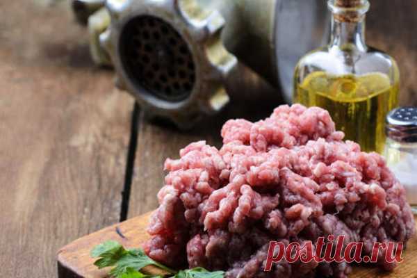 Пять вещей, которые нужно знать о фарше 



Мясной фарш — продукт универсальный. Рубленое мясо можно использовать в составе блюд, подать как основное блюдо или же смешать с другими ингредиентами и сделать из него начинку. Продукт…