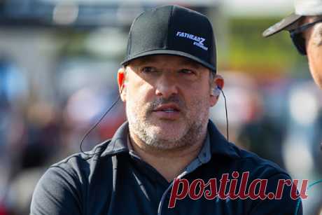 Сбивший насмерть человека автогонщик NASCAR продаст «дом мечты». Трехкратный чемпион NASCAR Sprint Cup Series Тони Стюарт, который сбил насмерть автогонщика Кевина Уорда, решил продать свое ранчо в американском штате Индиана. Он называл владение домом мечты, сообщает New York Post. Гонщик попросил за объект 30 миллионов долларов. Поместье считается самым дорогим лотом в штате.