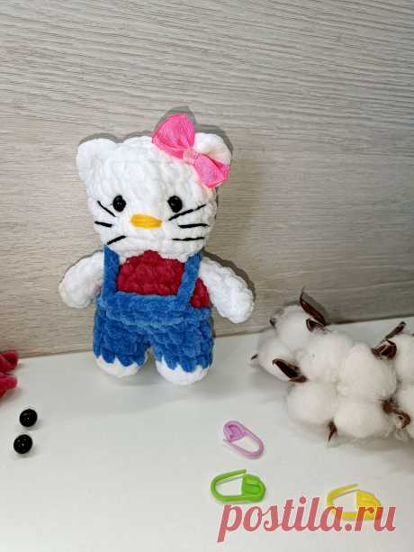 PDF Кошечка Hello Kitty крючком. FREE crochet pattern; Аmigurumi animal patterns. Амигуруми схемы и описания на русском. Вязаные игрушки и поделки своими руками #amimore - маленькая кошечка Хелло Китти из плюшевой пряжи, плюшевая кошка Hello Kitty, котик, котёнок, кот.