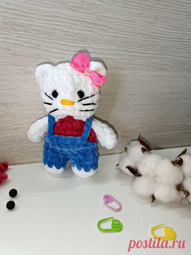 PDF Кошечка Hello Kitty крючком. FREE crochet pattern; Аmigurumi animal patterns. Амигуруми схемы и описания на русском. Вязаные игрушки и поделки своими руками #amimore - маленькая кошечка Хелло Китти из плюшевой пряжи, плюшевая кошка Hello Kitty, котик, котёнок, кот.
