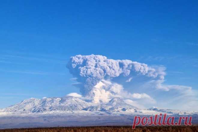 Вулкан Ключевской на Камчатке выбросил столб пепла высотой до 6 км. На пути распространения облака пепла находятся населенные пункты Тигильского и Усть-Камчатского районов.