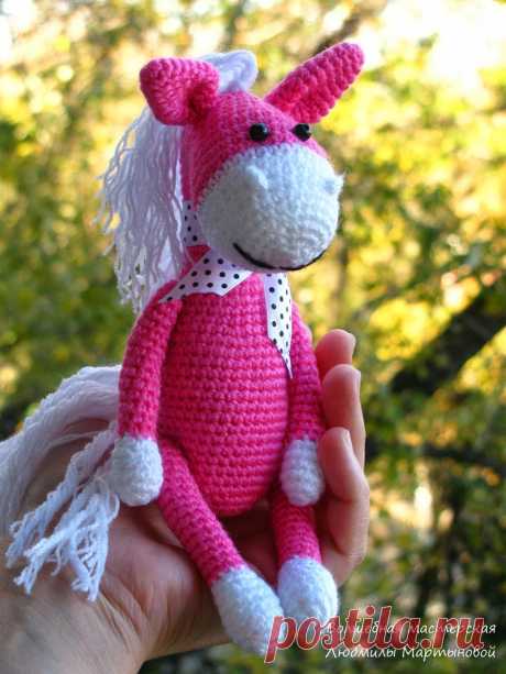 PDF Лошадка. FREE amigurumi crochet pattern. Бесплатный мастер-класс, схема и описание для вязания игрушки амигуруми крючком. Вяжем игрушки своими руками! Лошадь, лошадка, конь, horse, caballo, cheval, pferd, gaul, cavalo. #амигуруми #amigurumi #amigurumidoll #amigurumipattern #freepattern #freecrochetpatterns #crochetpattern #crochetdoll #crochettutorial #patternsforcrochet #вязание #вязаниекрючком #handmadedoll #рукоделие #ручнаяработа #pattern #tutorial #häkeln