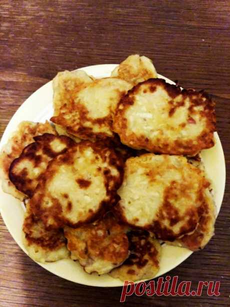 Яблочные "ДРАНИКИ" - вкусный завтрак для всей семьи! - Кулинарный блог Сейчас сезон яблок. Помимо привычной нам шарлотки, из них можно приготовить отличные оладьи. Детям такой перекус нравится. Нам потребуется: 2 средних яблока 2 яйца 200 г творога мука...