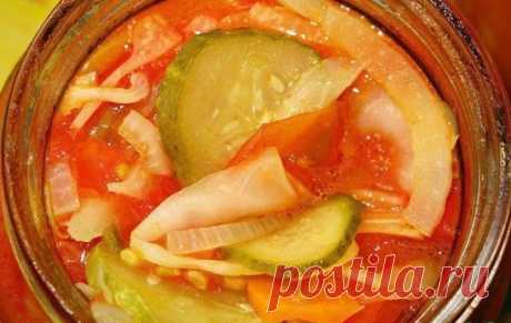САЛАТ «ОХОТНИЧИЙ»
Это ОЧЕНЬ вкусный овощной салат на зиму.
ИНГРЕДИЕНТЫ:
капуста белокочанная — 1 кг.
морковь — 1 кг.
огурец — 1 кг.
перец болгарский — 1 кг.
лук репчатый — 1 кг.
помидор — 3 кг.
сахар — 1 стак.
соль — 90 г
масло растительное — 250 гр.
перец черный (8-10 горошин) — 8 шт.
лавровый лист — 5 шт.
уксус (9%) — 150 мл.
РЕЦЕПТ ПРИГОТОВЛЕНИЯ:
В большую кастрюлю (я обычно варю в мантоварке) положить слой нарезанной кружочками моркови.
Затем слой шинкованной капусты.
...