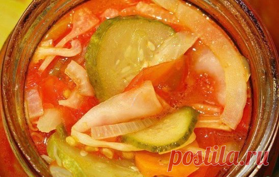 САЛАТ «ОХОТНИЧИЙ»
Это ОЧЕНЬ вкусный овощной салат на зиму.
ИНГРЕДИЕНТЫ:
капуста белокочанная — 1 кг.
морковь — 1 кг.
огурец — 1 кг.
перец болгарский — 1 кг.
лук репчатый — 1 кг.
помидор — 3 кг.
сахар — 1 стак.
соль — 90 г
масло растительное — 250 гр.
перец черный (8-10 горошин) — 8 шт.
лавровый лист — 5 шт.
уксус (9%) — 150 мл.
РЕЦЕПТ ПРИГОТОВЛЕНИЯ:
В большую кастрюлю (я обычно варю в мантоварке) положить слой нарезанной кружочками моркови.
Затем слой шинкованной капусты.
...