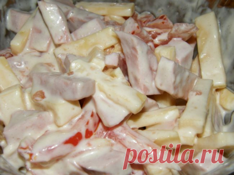Салат с сыром, ветчиной и помидорами.