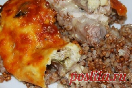 Курица, запеченная с гречкой.