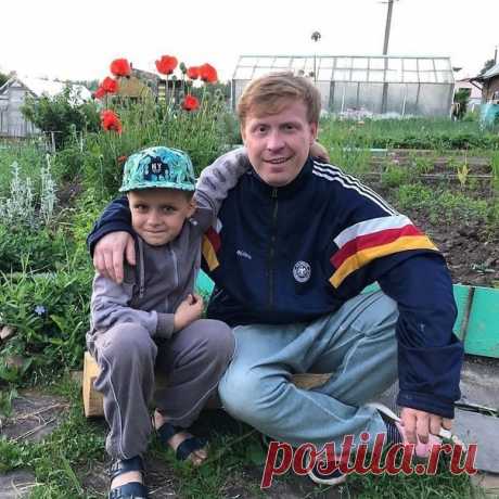 Это Антон Богданов, и он стал отцом-одиночкой после развода. Молодец, столько любви к своему ребенку! Не каждый решился бы.