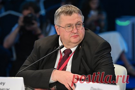 Вице-премьер России сообщил о нежелании Таджикистана вступать в ЕАЭС. Таджикистан пока не проявил желания вступить в Евразийский экономический союз (ЕАЭС). Об этом сообщил вице-премьер России Алексей Оверчук в кулуарах Петербургского международного экономического форума (ПМЭФ). По словам чиновника, Москва пока не получала каких-либо сигналов на этот счет со стороны Душанбе.