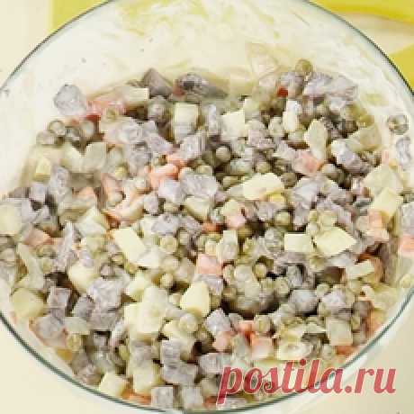 Салат «Оливье» Сырой картофель и морковь чистим и нарезаем кубиками. В кастрюлю наливаем воду, солим, добавляем щепотку сахара, выкладываем туда нарезанную морковь