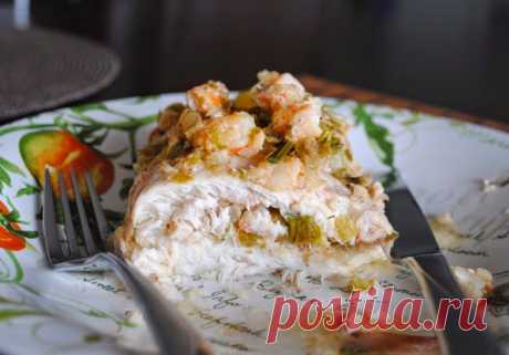 Рыбное филе, фаршированное креветками и овощами.