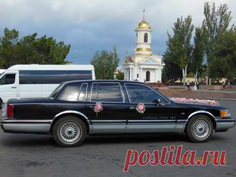 LINCOLN  TOWN  CAR