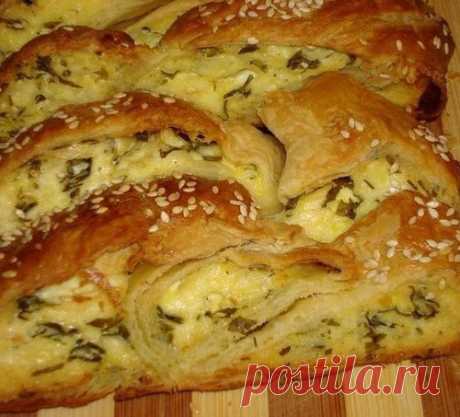 Коса из слоеного теста с сыром и зеленью