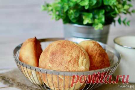Шанежки со сметаной из дрожжевого теста Шанежки - это невероятно вкусные сдобные сладкие булочки, которые обычно подают с молоком. А если это молоко после дойки, то считай вы пропали, так как вкуснее, на мой взгляд, больше ничего нет. Тесто на шанежки замешивается сдобное дрожжевое и вымешивать его лучше всего не в ручную, а миксером. К шанежкам готовится еще помадка из размягченного сливочного масла, сметаны и сахарной пудры. В оригинальном рецепте добавляется еще мука, н...