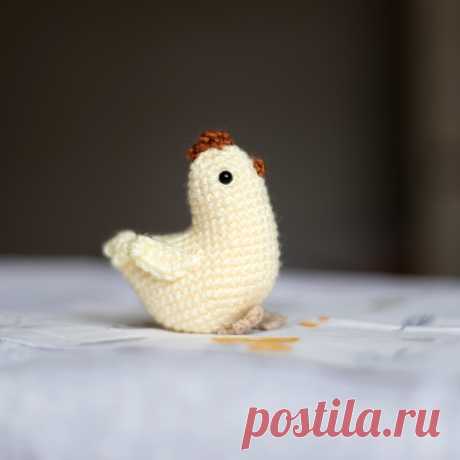 PDF Курочки крючком. FREE crochet pattern; Аmigurumi chiken patterns. Амигуруми схемы и описания на русском. Вязаные игрушки и поделки своими руками #amimore - маленькая курочка к Пасхе, пасхальная курица, домашняя птица.