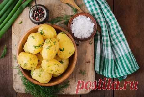 Вареный картофель — это отличный полноценный гарнир и необходимый ингредиент множества блюд. Делимся секретами правильной варки:

— Молодой картофель легко и быстро очистится, если его оставить на 15 минут в холодной подсоленной воде.

— Старый картофель может покрыться синими пятнами во время варки. Избежать этого поможет добавление в воду винного уксуса с сахаром или молока.

— Картофель сварится гораздо быстрее, чем обычно, если добавить в воду ложку сливочного масла ил...