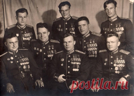 Уникальное фото - эти 8 человек уничтожили 20 полных эскадрилий Люфтваффе Германии. Гордимся!