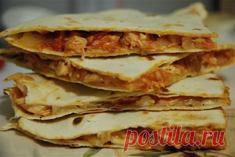 Кесадилья с курицей и чеддером