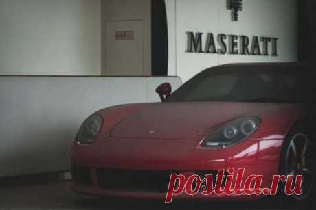 Porsche Carrera GT стоит 8 лет в заброшенном центре суперкаров в Китае . Тут забавно !!!