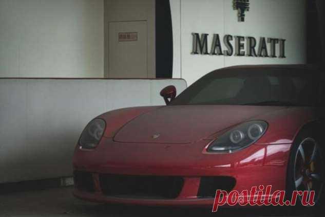 Porsche Carrera GT стоит 8 лет в заброшенном центре суперкаров в Китае . Тут забавно !!!