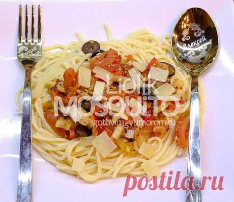 Паста (спагетти) с томатно-сельдерейным соусом.


Вот захотелось мне спагетти на ужин. К чёрту запреты. От макаронных изделий из твёрдых сортов пшеницы, якобы, не толстеют. Сделаем вид, что поверим маркетологам. Приготовим спагетти с томатно-сельдерейным соусом. Соус я придумал сам, т.к. мясо уже надоело, курица тож
