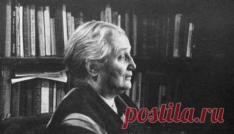 Анна Ахматова. «Август» 
Он и праведный, и лукавый, И всех месяцев он страшней: В каждом августе, Боже правый, Столько праздников и смертей.

Разрешенье вина и елея... Спас, Успение... Звездный свод!.. Вниз уводит, как та ал…