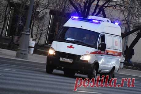 В Москве 12 человек пострадали при столкновении автобуса с грузовиком. Автобус столкнулся с грузовиком на Ленинградском шоссе в Москве, пострадали 12 человек, об этом сообщает ТАСС со ссылкой на источник в экстренных службах. Двоих пострадавших госпитализировали, остальным медики оказали помощь на месте. После осмотра врачей в больницу была направлена девочка 13 лет.