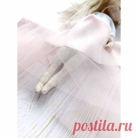 Ноги текстильной куклы , в розовой юбке