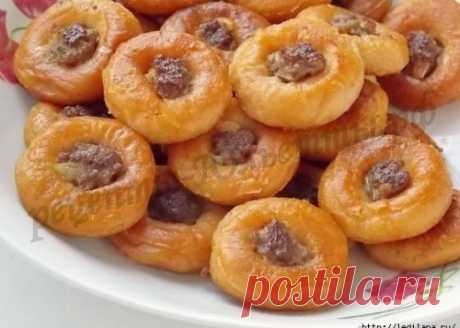 МИНИ-БЕЛЯШИ ИЗ СУШЕК: БЫСТРОЕ ВКУСНОЕ ДАЧНОЕ БЛЮДО 
 
Пакет сушек или баранок (500г);

1-1,5 стакана молока или воды;
150 г мясного фарша;
1 маленькая луковица;
Соль, перец чёрный,
подсолнечное масло.

Наливаем в широкую тарелку молоко и замачиваем в …
