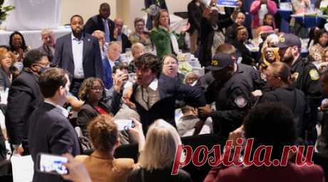 Протестующие пытались сорвать выступление Байдена на предвыборном мероприятии. Выступление президента США Джо Байдена несколько раз попытались прервать выкриками из толпы во время предвыборного мероприятия в Южной Каролине. Читать далее