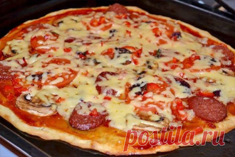 Слишком вкусная пицца на бездрожжевом тесте
на 100грамм - 204.75 ккалБ/Ж/У - 7.87/7.81/26.14

Ингредиенты (на 2-3 шт.):
Для теста:
1 яйцо
1 ч.л. соли
1/2 ст. молока
1 ст.л. оливкового масла
~ 2 ст. любой муки 

Для начинки:
оливковое масло
томатная паста
ветчина
помидор
лук
сыр 

Приготовление:
Взбиваем в миске яйцо добела. Добавляем щепотку соли, молоко и оливковое масло, снова все хорошо взбиваем. Небольшими порциями вводим муку, вымешивая до тех пор, пока не получится о...
