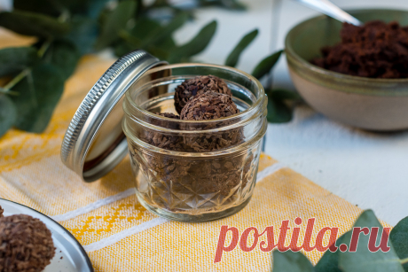 Vegane Trüffel mit Chili & Zimt selber machen – aus nur 3 Zutaten! Vegane Trüffel mit Zimt und Chili selber machen: ausschließlich mit Kokosblütenzucker gesüßt. Einfaches Rezept inkl. step-by-step Anleitung. Dieser Beitrag enthält Werbung für Schokolade von VIVANI. DIY Geschenkidee für alle Schokolade geht immer. Insbesondere selbstgemachte Trüffel haben es mir angetan, seit ich im Winter die ersten Trüffelchen gerollt habe. Damals gab's u.a. belgische Trüffel mit Muscodav...