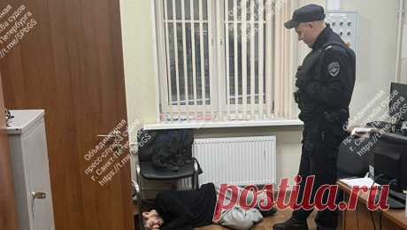 Россиянин, укравший масло и сыр, уснул в суде во время вынесения приговора. Суд в Петербурге не смог с первого раза вынести приговор горожанину, который совершил две попытки кражи продуктов из магазина, обвиняемый заснул во время вынесения приговора. Об этом сообщается в Telegram-канале Объединенной пресс-службы ...