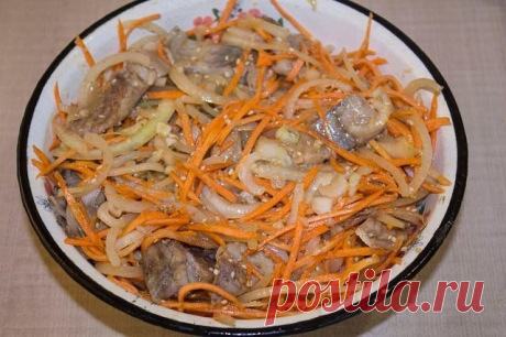 Удивительно вкусная селедка по корейски.
Очень долго искала этот рецепт, но дело того стоило))) Попробуйте, не пожалеете.
Ингредиенты:
сельдь - 2шт. (замороженные или свежие)
лук - 4шт.
перец черный молотый - пол чайной ложки
перец красный молотый - пол чайной ложки
соль - 1ст.ложка
соус томатный - 1ст.ложка
уксус - 50-60мл.
масло растительное - 125мл (рафинированное)
Приготовление:
Разделить селедки на филе, вытянув кости (шкуру не снимать).
Полученное филе порезать кусоч...