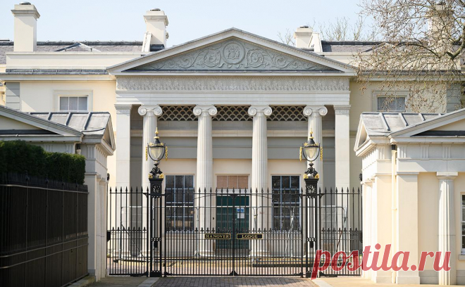 Миллиардер из Индии купил связанный с россияном дом в Лондоне за $145 млн. Речь идет об особняке Hanover Lodge в центре Лондона. Daily Mail называла объект «самым дорогим таунхаусом» в Британии. По данным FT, бывший топ-менеджер «дочки» «Газпрома» Андрей Гончаренко приобрел его в 2012 году за $154 млн